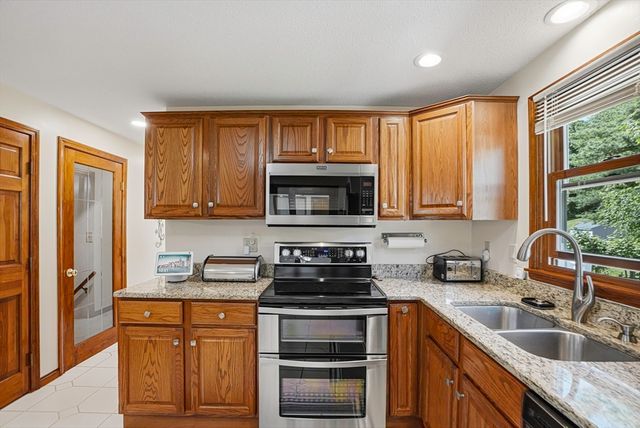 26 Long Hill Dr, Leominster, MA 01453