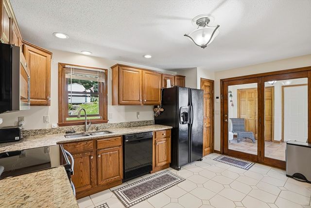 26 Long Hill Dr, Leominster, MA 01453