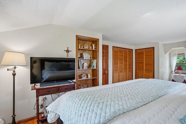 26 Long Hill Dr, Leominster, MA 01453