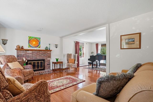 26 Long Hill Dr, Leominster, MA 01453