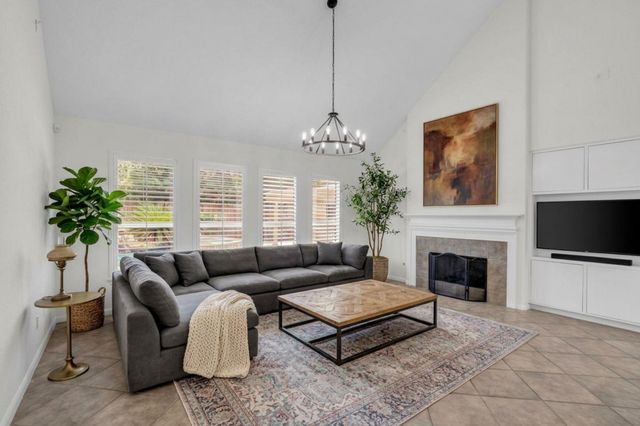 79 W Shale Creek Circle, The Woodlands, TX 77382