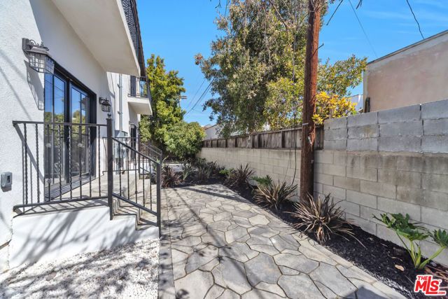 1022 S Masselin Avenue, Los Angeles, CA 90019