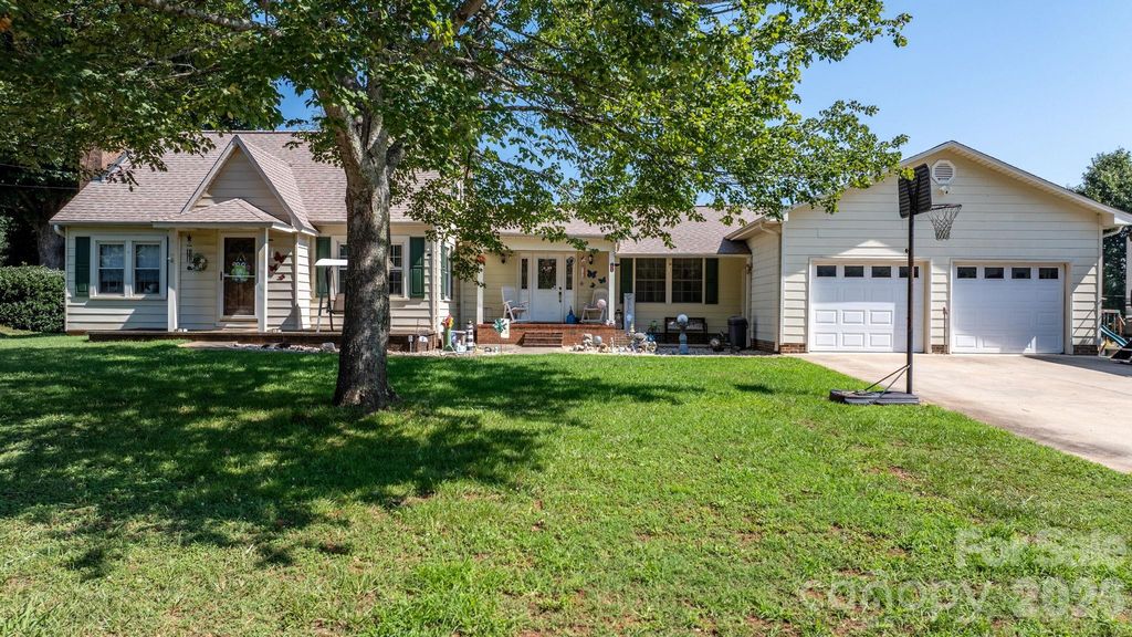 2504 Brentwood Circle, Lenoir, NC 28645