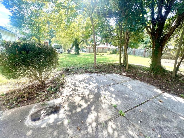 6016 Farm Pond Lane, Charlotte, NC 28212