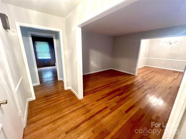 6016 Farm Pond Lane, Charlotte, NC 28212
