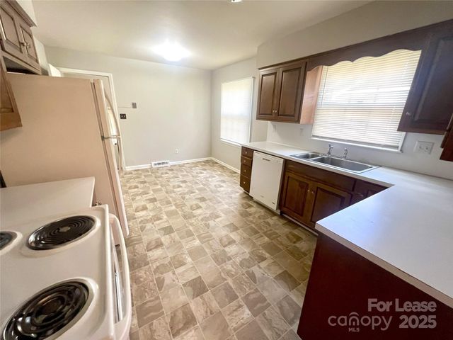 6016 Farm Pond Lane, Charlotte, NC 28212