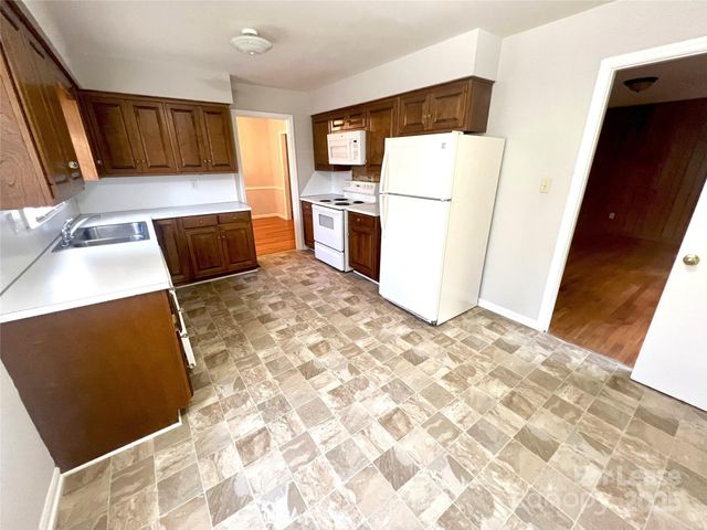 6016 Farm Pond Lane, Charlotte, NC 28212