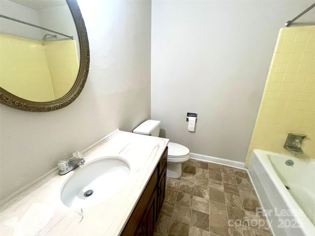 6016 Farm Pond Lane, Charlotte, NC 28212