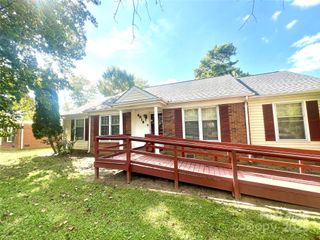 6016 Farm Pond Lane, Charlotte, NC 28212