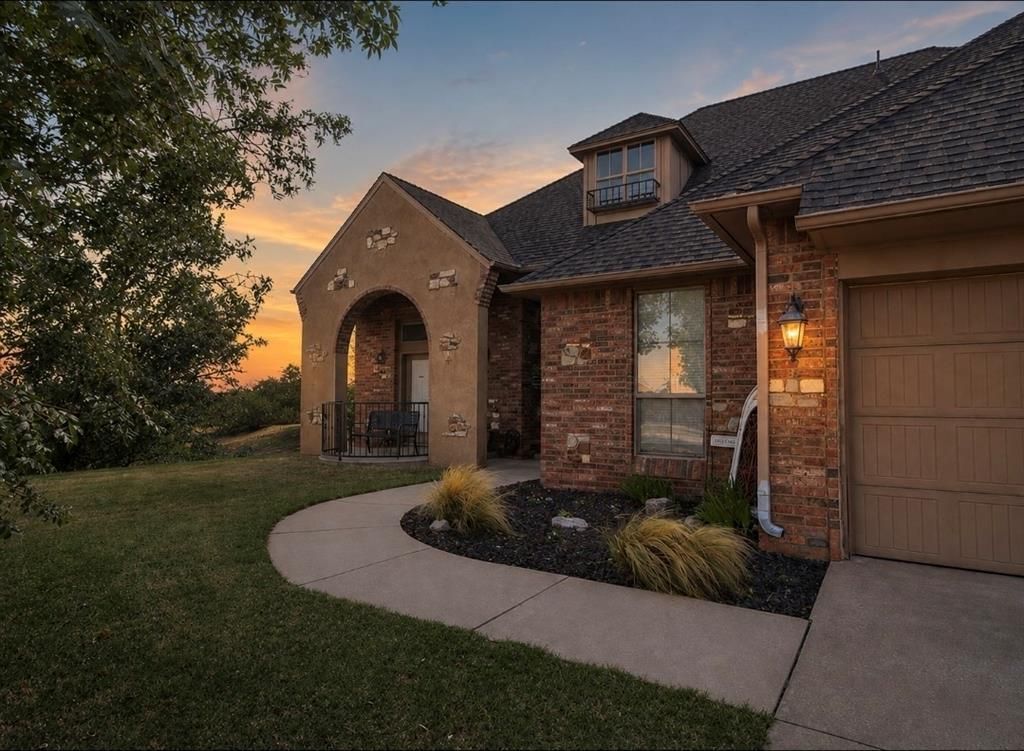 13305 Ambleside Drive, Yukon, OK 73099