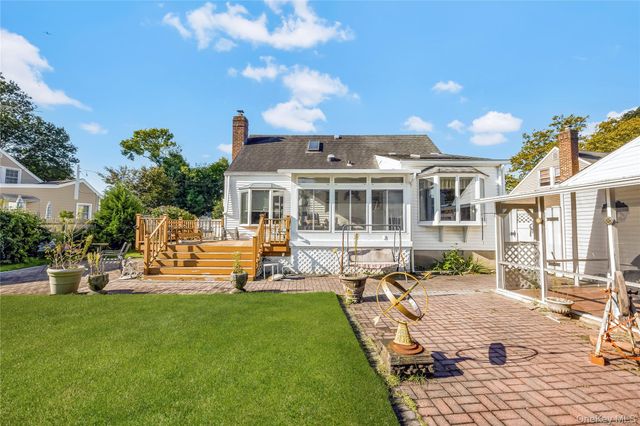 29 Manetto Road, Farmingdale, NY 11735
