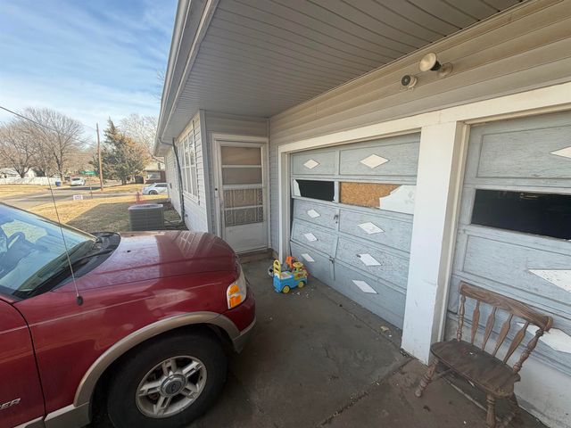 2201 S Broadview St, Wichita, KS 67218