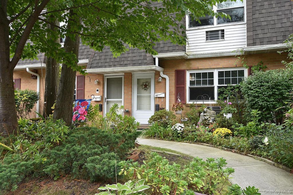 11 Glen Hollow Drive D-64, Holtsville, NY 11742 — exterior