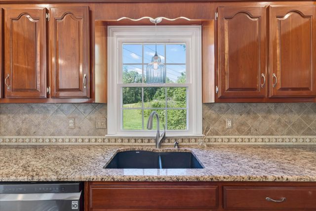 950 Ridgewood Dr, Clarksville, TN 37043