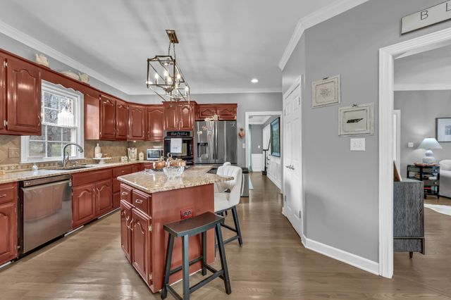 950 Ridgewood Dr, Clarksville, TN 37043