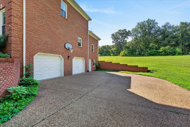 950 Ridgewood Dr, Clarksville, TN 37043