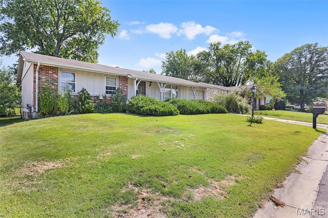 8 Cross Trail Lane, St Peters, MO 63376