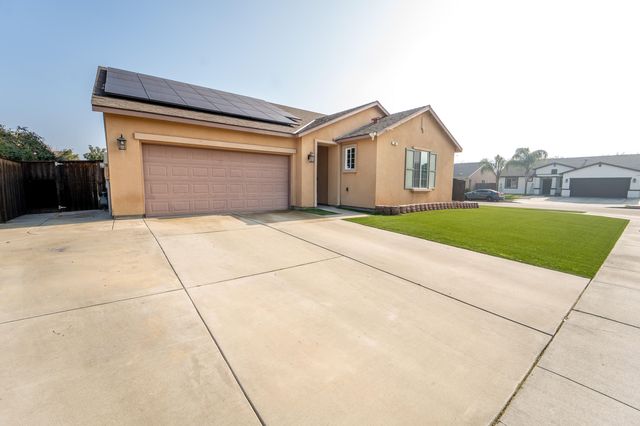 900 Heather Avenue, Dinuba, CA 93618