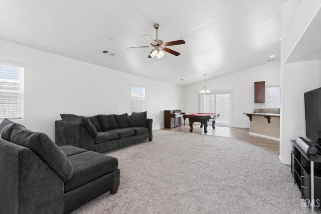 9102 Whitman Avenue, Bakersfield, CA 93311