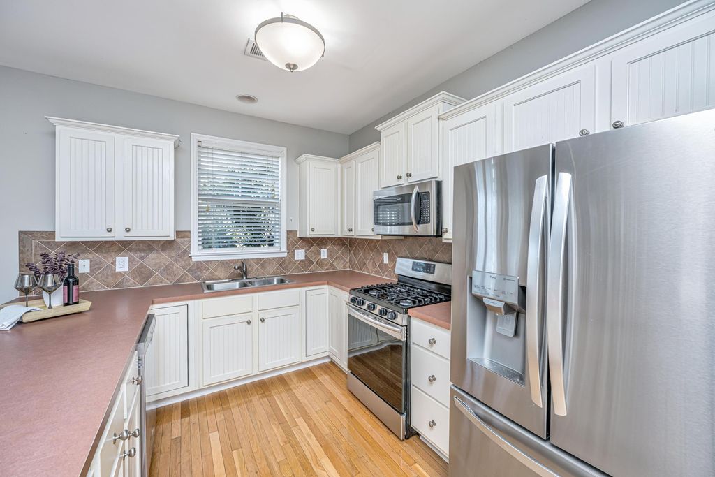 Image 16 of property listing at 3004 Treadwell Street, Mount Pleasant, SC 29466