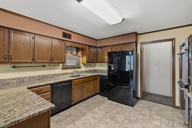 2417 FAIRWAY OAKS DR, Bartlett, TN 38134