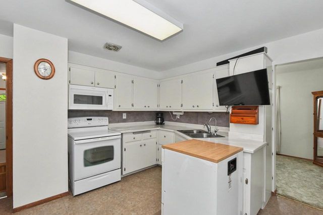 803 W Washington AVENUE, Waukesha, WI 53188