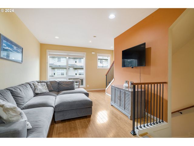 3412 Sw Moss St, Portland, OR 97219