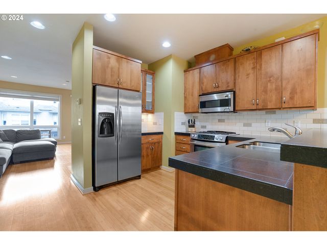 3412 Sw Moss St, Portland, OR 97219