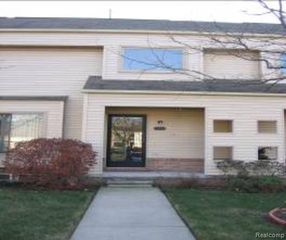 24701 Bashian Drive 8, Novi, MI 48375