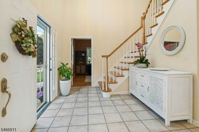 25 Hidden Pond Ct, Raritan Boro, NJ 08869