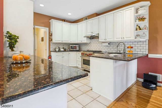 25 Hidden Pond Ct, Raritan Boro, NJ 08869