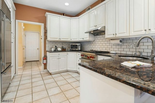 25 Hidden Pond Ct, Raritan Boro, NJ 08869