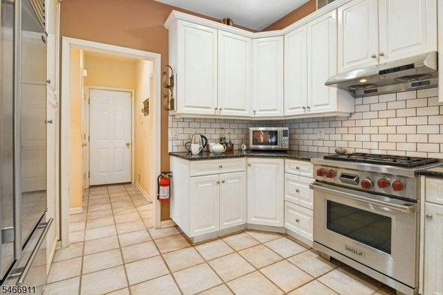 25 Hidden Pond Ct, Raritan Boro, NJ 08869