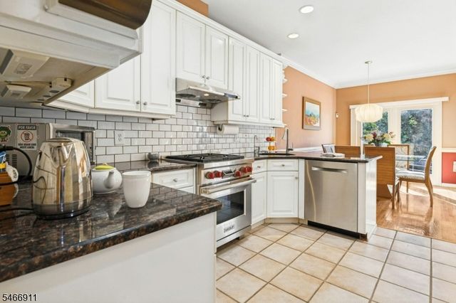 25 Hidden Pond Ct, Raritan Boro, NJ 08869