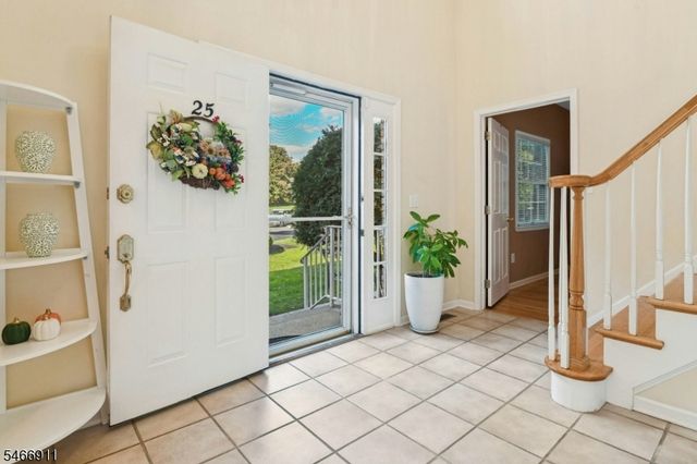 25 Hidden Pond Ct, Raritan Boro, NJ 08869