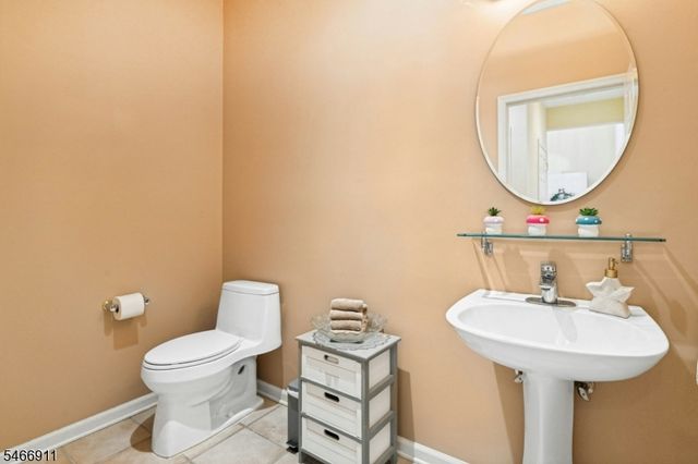 25 Hidden Pond Ct, Raritan Boro, NJ 08869