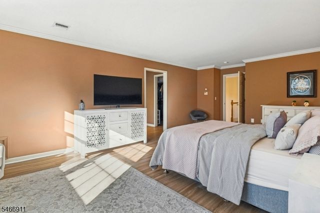 25 Hidden Pond Ct, Raritan Boro, NJ 08869