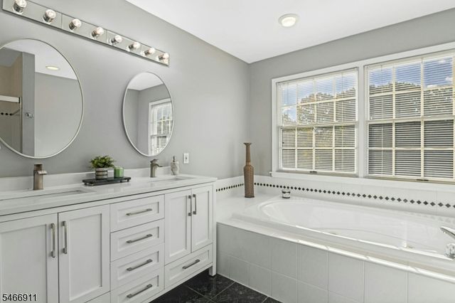 25 Hidden Pond Ct, Raritan Boro, NJ 08869