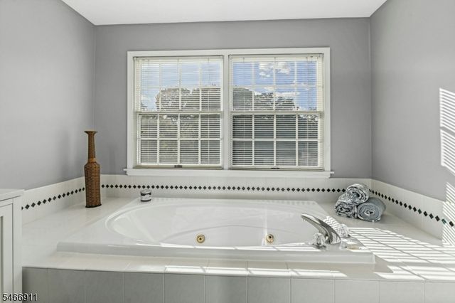 25 Hidden Pond Ct, Raritan Boro, NJ 08869