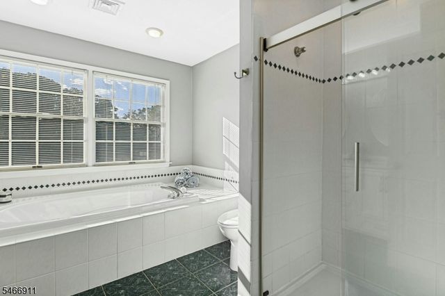 25 Hidden Pond Ct, Raritan Boro, NJ 08869