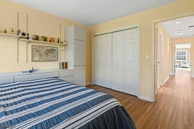 25 Hidden Pond Ct, Raritan Boro, NJ 08869