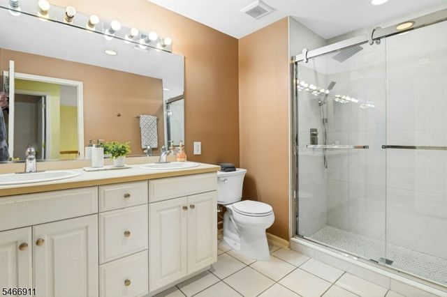 25 Hidden Pond Ct, Raritan Boro, NJ 08869