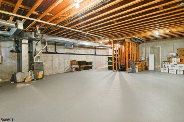 25 Hidden Pond Ct, Raritan Boro, NJ 08869
