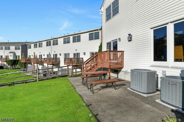 25 Hidden Pond Ct, Raritan Boro, NJ 08869