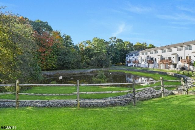25 Hidden Pond Ct, Raritan Boro, NJ 08869