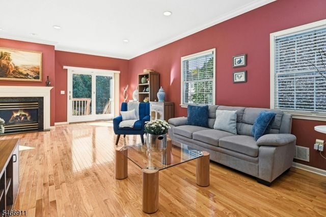 25 Hidden Pond Ct, Raritan Boro, NJ 08869
