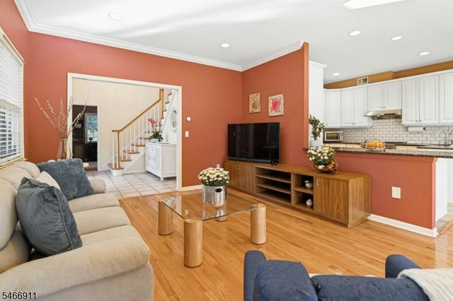 25 Hidden Pond Ct, Raritan Boro, NJ 08869
