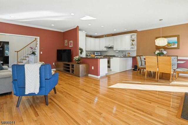 25 Hidden Pond Ct, Raritan Boro, NJ 08869
