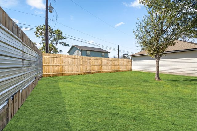 4656 N Teague Street, Rosharon, TX 77583