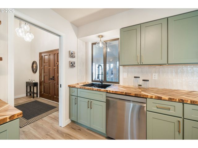 2775 Ne LINDEN Ave, Gresham, OR 97030